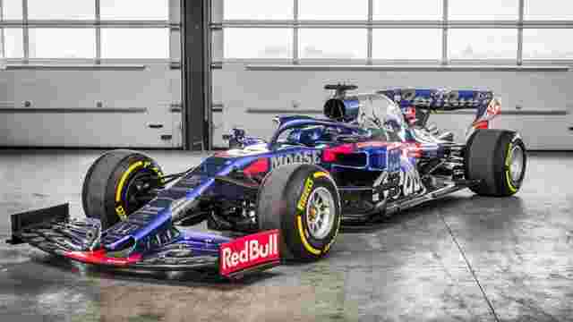 这个讲台饰面Toro Rosso STR14 F1汽车正在出售