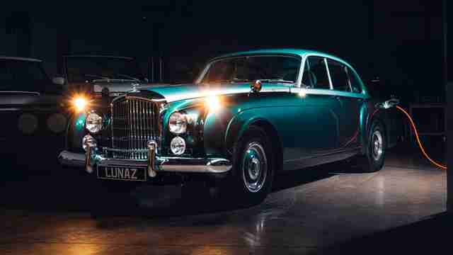 这是Lunaz新电动Bentleys的第一个：350k + S2