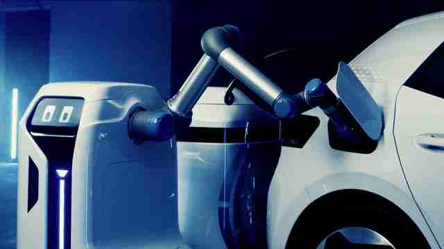 查看VW的可爱移动充电机器人