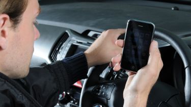 增加在车轮上采取危险的&ldquo;自拍&rdquo;的年轻司机