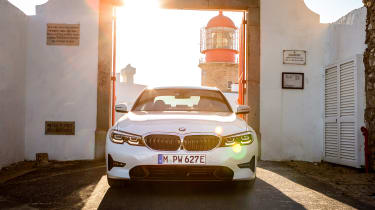 新的BMW 330E旅游插件混合动力车加入2020年的沙龙